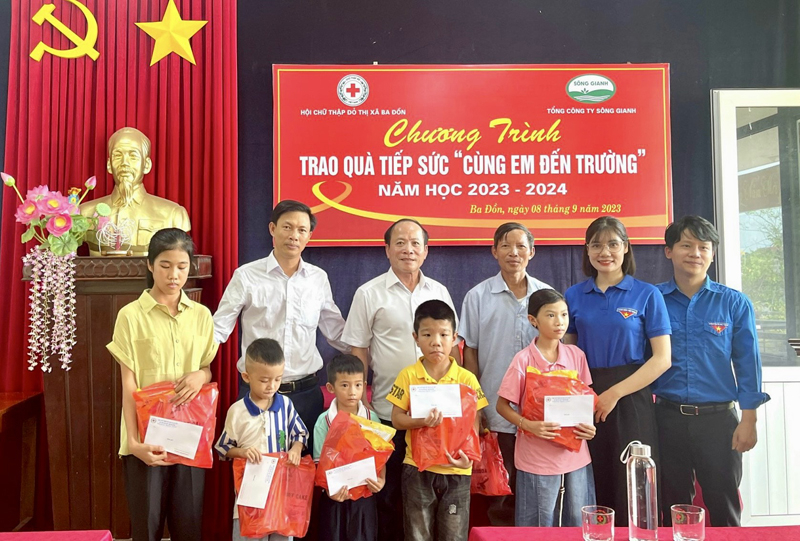  Các cấp Hội CTĐ trên địa bàn tỉnh đã triển khai thực hiện hiệu quả chương trình “Cùng em đến trường” năm học 2023-2024.