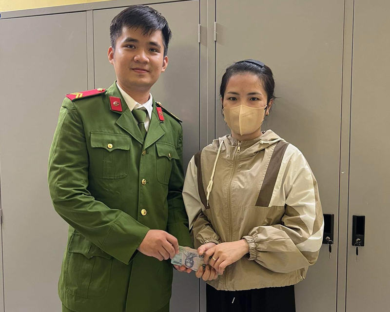 Công an huyện Lệ Thủy trao trả tài sản bị mất cho chị Trần Thị Lan Hương.