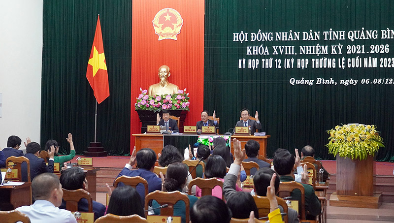 Đại biểu HĐND tỉnh biểu quyết thông qua nghị quyết tại kỳ họp thứ 12