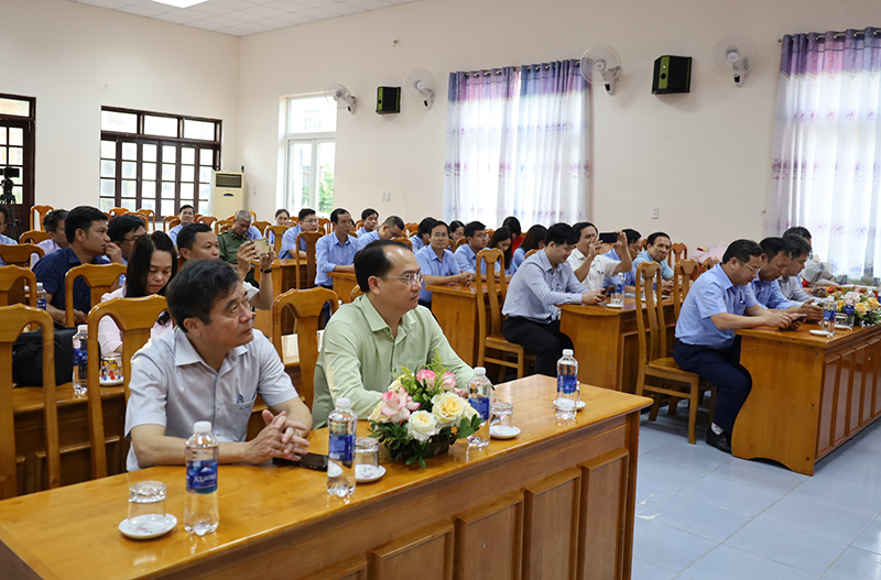 Các đại biểu tham dự buổi lễ.