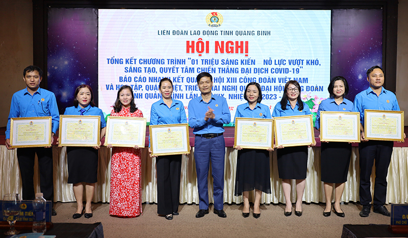 Đại diện lãnh đạo LĐLĐ tỉnh trao bằng khen của LĐLĐ tỉnh cho các tập thể.