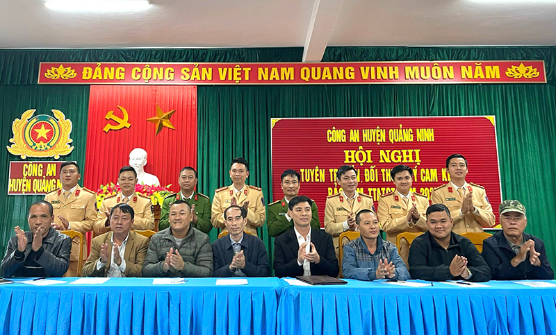 Đại diện các tổ chức, cá nhân ký cam kết chấp hành pháp luật về bảo đảm TTATGT.