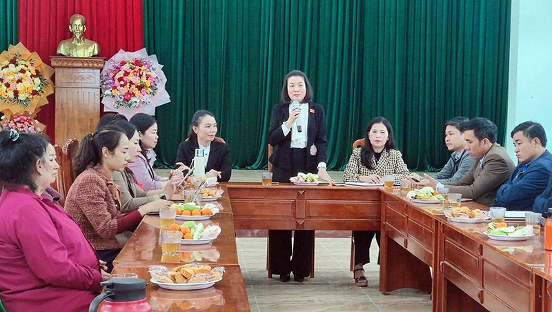 Quang cảnh buổi tiếp xúc cử tri tại thôn Cồn Sẻ