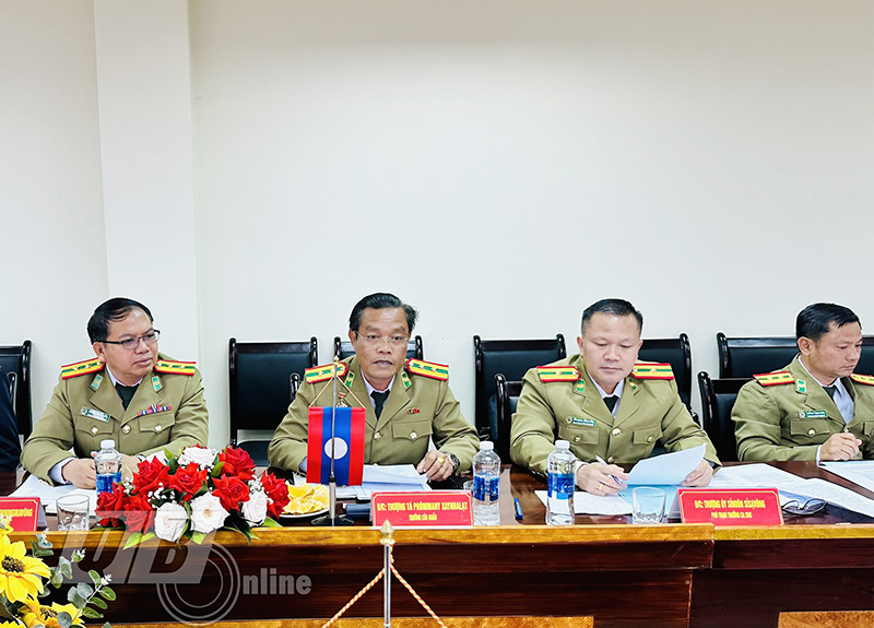 Các thành viên Đoàn đại biểu Cửa khẩu quốc tế Nà Phàu (Lào) tham dự hội nghị giao ban.
