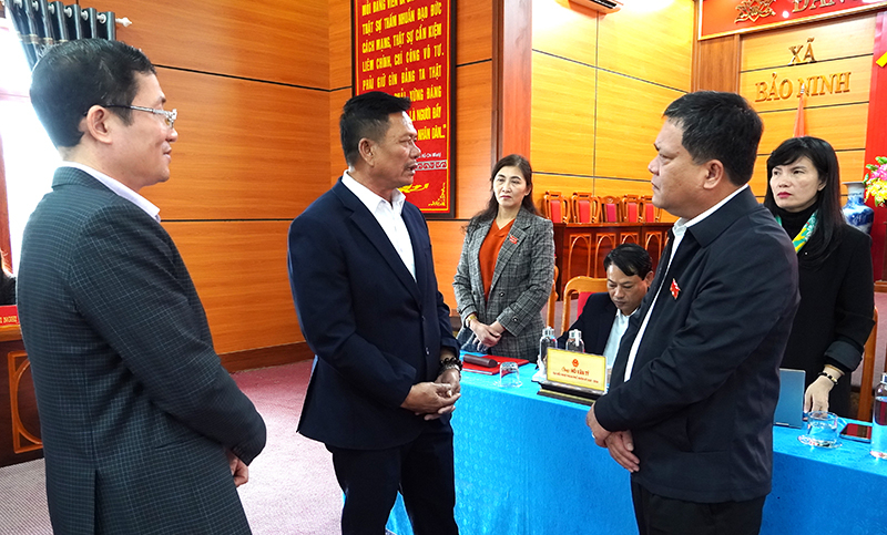 Đồng chí Bí thư Thành ủy Đồng Hới Trần Phong trao đổi với cử tri thành phố.