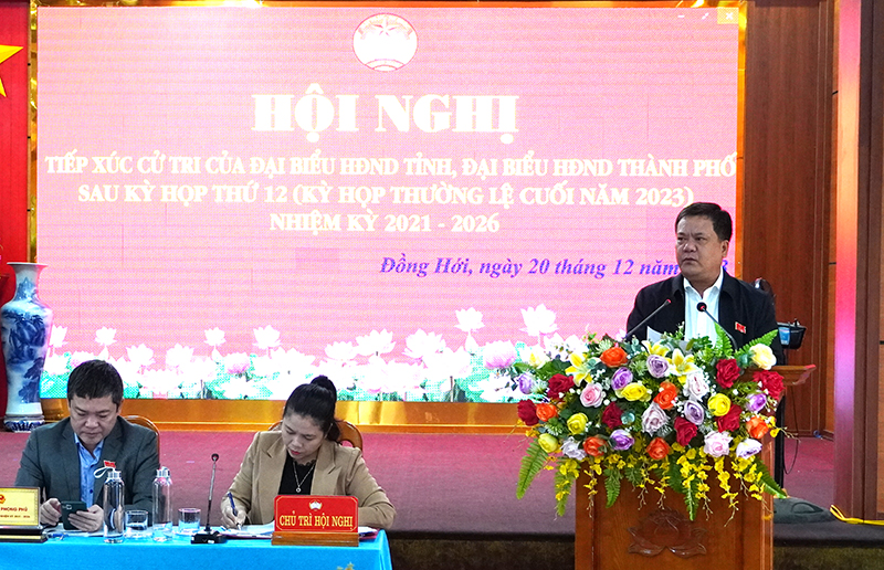 Đồng chí Bí thư Thành ủy Đồng Hới Trần Phong tiếp thu ý kiến, kiến nghị của cử tri trên địa bàn.