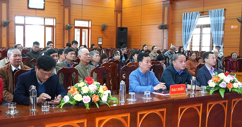 Các đại biểu và cử tri dự hội nghị.