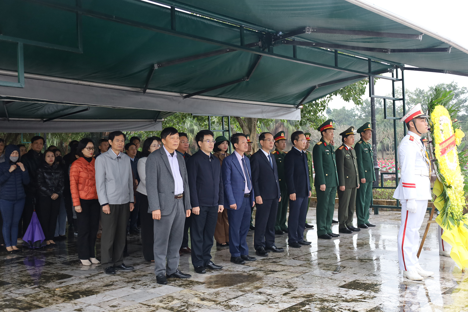 Các đồng chí lãnh đạo tỉnh thành kính tưởng nhớ các anh hùng liệt sĩ tại Nghĩa trang Liệt sĩ Ba Dốc. 