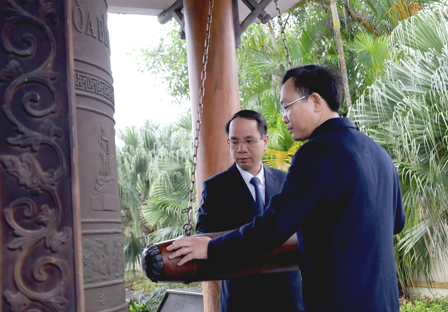 Đồng chí Phó Chủ tịch HĐND tỉnh Hoàng Xuân Tân và đồng chí Phó Chủ tịch UBND tỉnh Phan Mạnh Hùng thực hiện nghi thức thỉnh chuông tại tháp chuông Nghĩa trang liệt sĩ Ba Dốc.