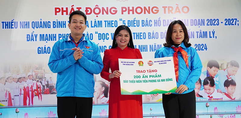 rao 200 ấn phẩm của báo Báo Thiếu niên Tiền phong và Nhi đồng cho Trường tiểu học số 2 Nam Lý.