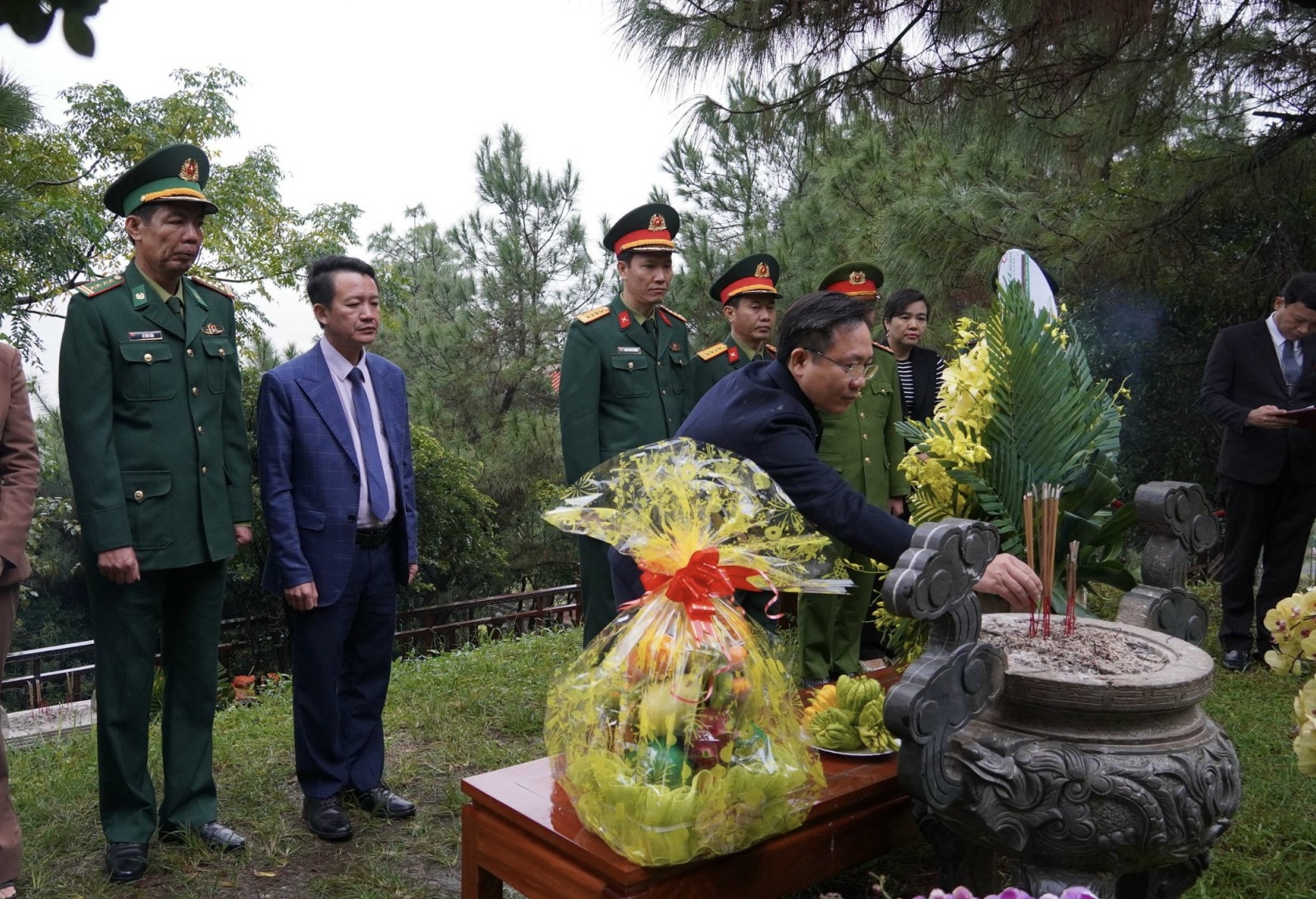 Đồng chí Phó Chủ tịch HĐND tỉnh dâng hương trước phần mộ Đại tướng Võ Nguyên Giáp.
