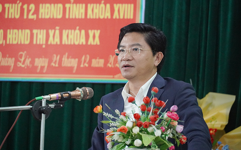 Đồng chí Trương An Ninh ghi nhận những ý kiến tâm huyết của bà con cử tri vùng Nam Ba Đồn.
