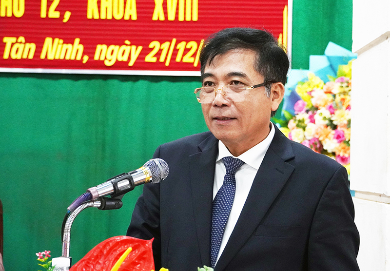Đồng chí Phó Chủ tịch Thường trực UBND tỉnh Đoàn Ngọc Lâm tiếp thu, trao đổi về các kiến nghị của cử tri huyện Quảng Ninh.