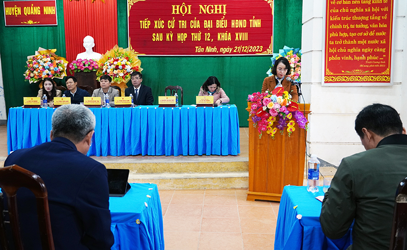 Quang cảnh buổi tiếp xúc cử tri. 
