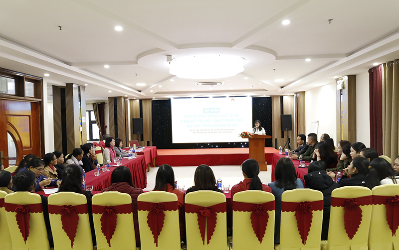 Tham gia lớp tập huấn có gần 40 cán bộ Trung tâm Công tác xã hội tỉnh và nhân viên Làng trẻ em SOS Đồng Hới. 