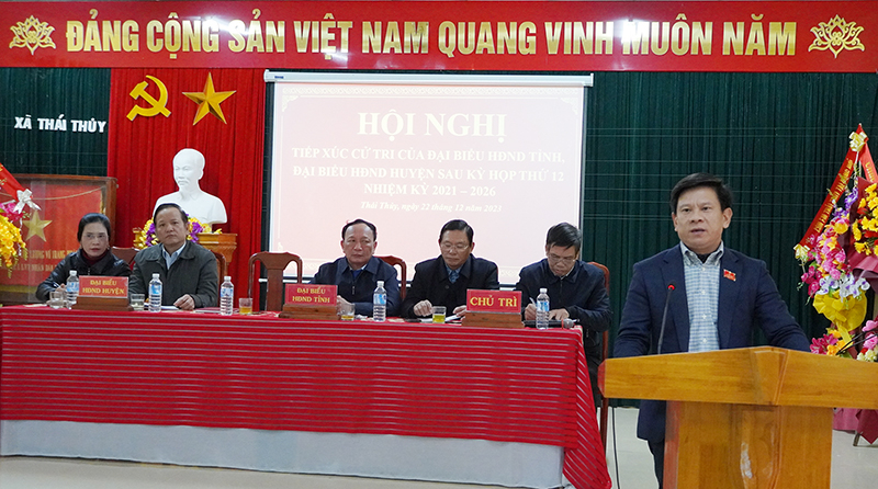 Đồng chí Bí thư Huyện ủy Lệ Thủy Lê Vĩnh Thế báo cáo kết quả kỳ họp thứ 12, HĐND tỉnh khóa XVII.