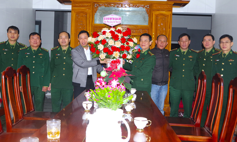 Đại tá Đặng Văn Hoàng, Phó Chỉ huy trưởng Nghiệp vụ BĐBP tỉnh, đồn Biên phòng Ròon thăm, tặng hoa chúc mừng giáo xứ Trừng Hải (xã Quảng Phú, huyện Quảng Trạch)