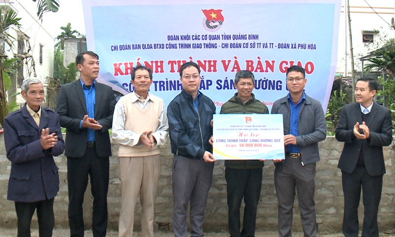 Trao biển công trình “Thắp sáng đường quê” tại xóm Đồng, thôn Trường Long, xã Phù Hóa.
