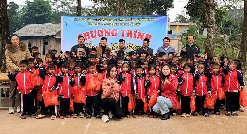 Động viên các em học sinh vượt qua khó khăn, vươn lên trong học tập. 