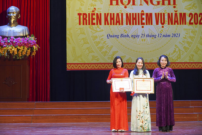 Lãnh đạo Sở Văn hóa-Thể thao trao kỷ niệm chương cho các cá nhân.