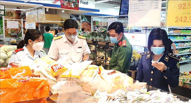 Lực lượng liên ngành kiểm tra hàng hóa trong đợt cao điểm chống buôn lậu, gian lận thương mại, hàng giả. Ảnh: Tuấn Kiệt/TTXVN