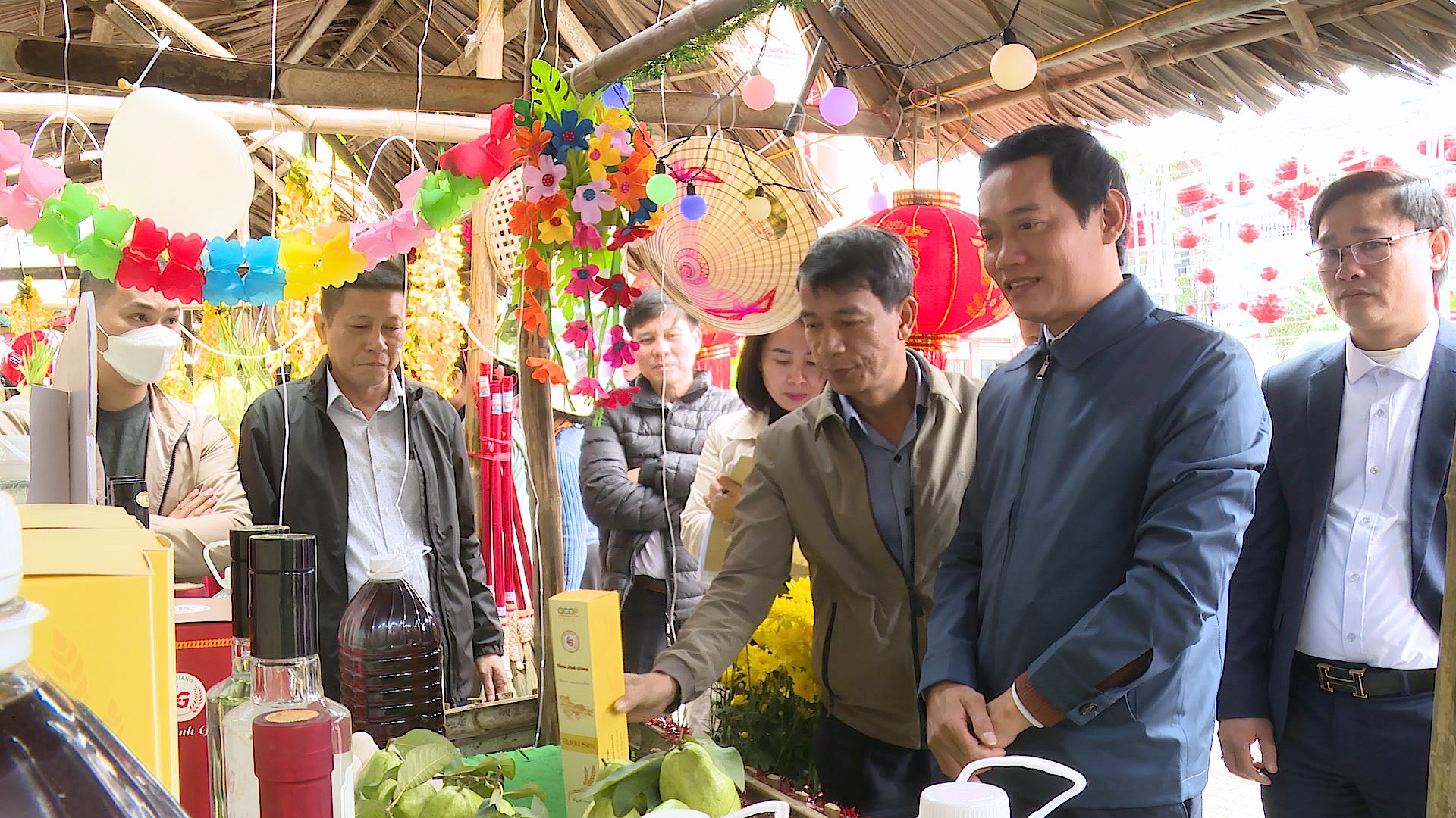 Lãnh đạo TX. Ba Đồn kiểm tra, chấm điểm cho các gian hàng trưng bày.