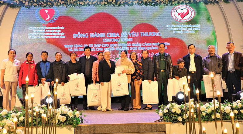 Đại diện Hội Bảo trợ bệnh nhân nghèo chi hội Thủ Đức, thành phố Hồ Chí Minh trao quà cho nhứng người già neo đơn của 5 huyện, thị trong tỉnh