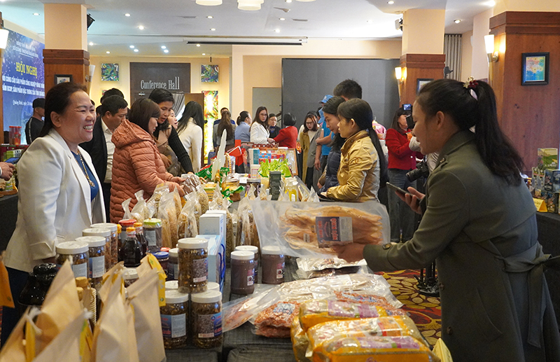 Các đơn vị sản xuất tham gia trưng bày hàng hóa, giới thiệu sản phẩm nhằm trao đổi, kết nối với các đơn vị phân phối tiêu thụ.