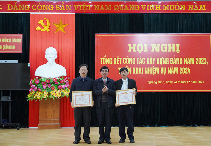 Thừa ủy quyền của Ban Thường vụ Tỉnh ủy, đồng chí Bí thư Đảng ủy Khối Các cơ quan tỉnh Nguyễn Thanh Lam tặng bằng khen cho các tập thể hoàn thành xuất sắc nhiệm vụ liên tiếp 5 năm liền, giai đoạn 2018-2022.