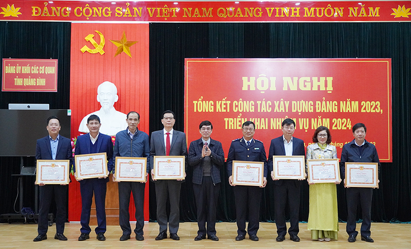 Thừa ủy quyền của Ban Thường vụ Tỉnh ủy, đồng chí Bí thư Đảng ủy Khối Các cơ quan tỉnh Nguyễn Thanh Lam tặng bằng khen cho các cá nhân hoàn thành xuất sắc nhiệm vụ liên tiếp 5 năm liền, giai đoạn 2018-2022.