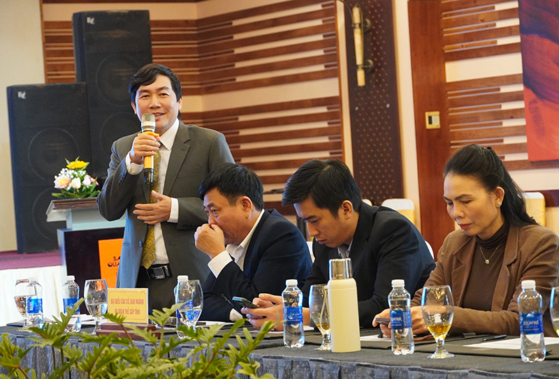 Đại diện lãnh đạo Sở Nông nghiệp-Phát triển nông thôn phát biểu gợi mở một số vấn đề cho các cơ sở sản xuất trong tỉnh.