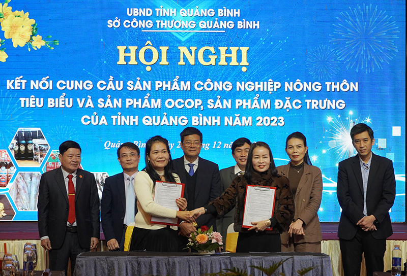 Ký kết biên bản ghi nhớ hợp tác tiêu thị sản phẩm hàng hóa giữa cơ sở sản xuất và đơn vị phân phối.