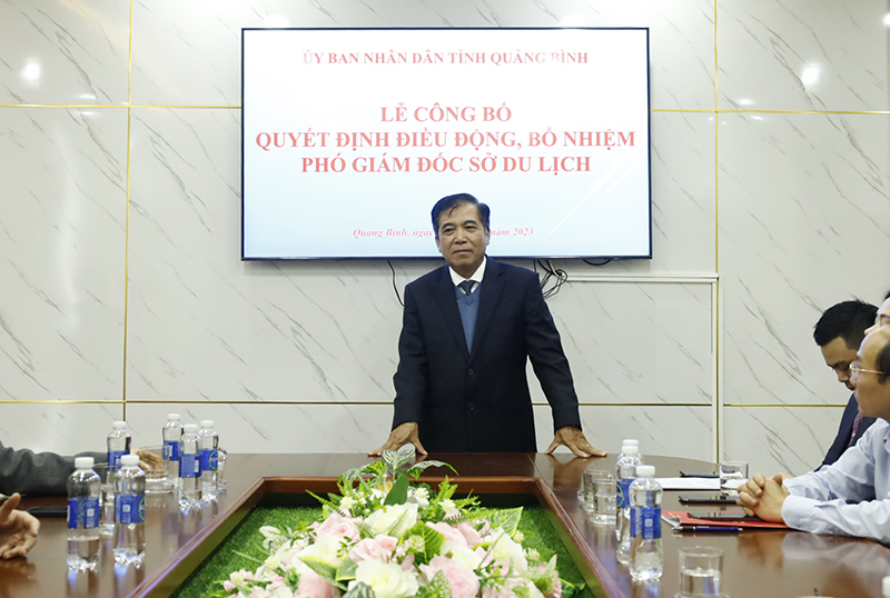  Đồng chí Phó Chủ tịch Thường trực UBND tỉnh Đoàn Ngọc Lâm phát biểu chúc mừng và giao nhiệm vụ cho tân Phó Giám đốc Sở Du lịch. 