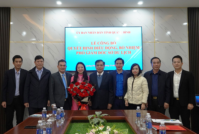 Đại diện lãnh đạo Tỉnh đoàn, Sở Du lịch tặng hoa chúc mừng đồng chí Lê Thị Ngọc Hà.