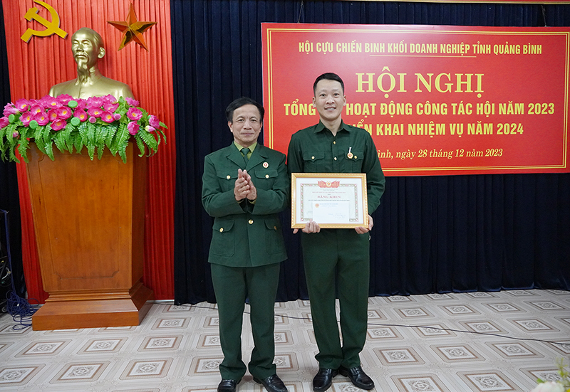 Đại diện lãnh đạo Hội CCB tỉnh trao bằng khen cho tập thể có thành tích xuất sắc trong năm 2023.