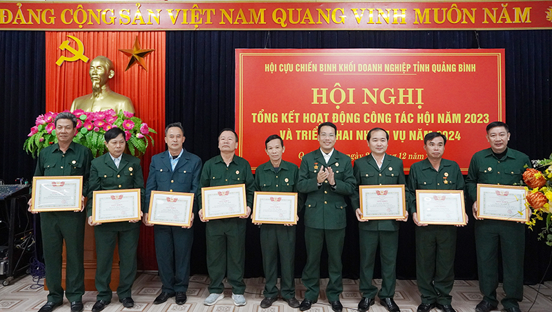 Đại diện lãnh đạo Hội CCB Khối DN tỉnh tặng giấy khen cho các cá nhân có thành tích xuất sắc trong năm 2023.