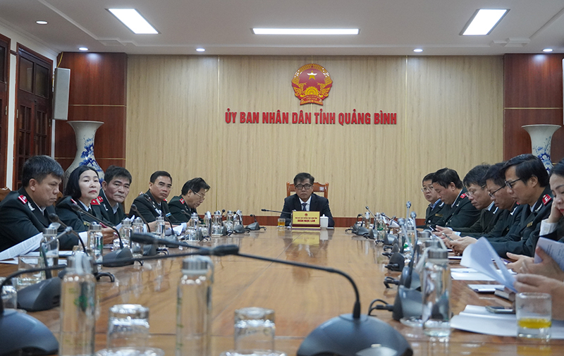Đồng chí Đoàn Ngọc Lâm, Ủy viên Ban Thường vụ, Phó Chủ tịch Thường trực UBND tỉnh chủ trì hội nghị tại điểm cầu Quảng Bình. 