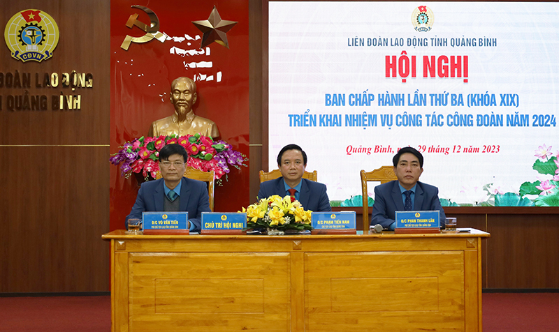 Các đồng chí lãnh đạo LĐLĐ tỉnh chủ trì hội nghị.