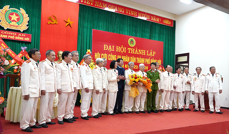 Đại diện lãnh đạo thành phố tặng hoa Ban Chấp hành Hội Cựu CAND TP. Đồng Hới nhiệm kỳ 2023-2028 ra mắt đại hội.