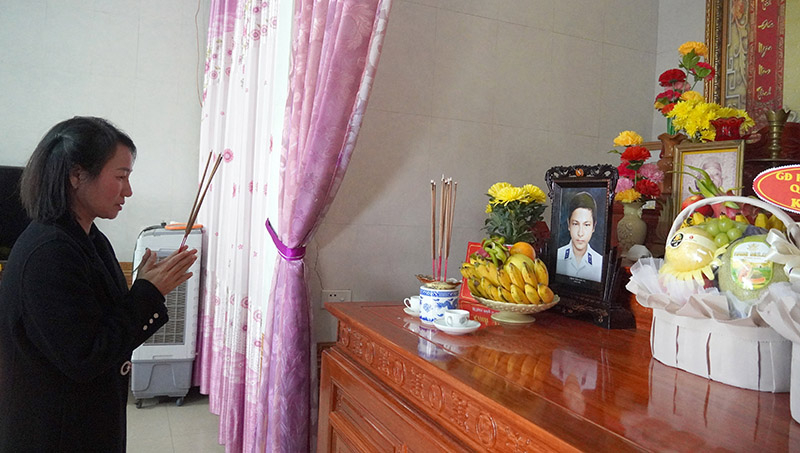 Cán bộ xã Đồng Trạch dâng hương tri ân liệt sỹ