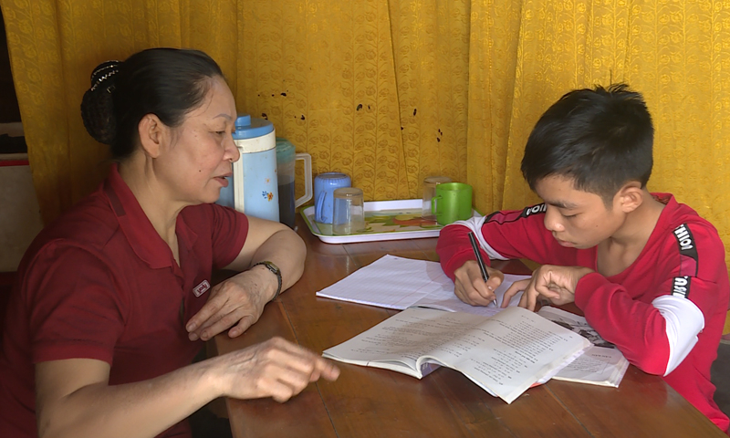 Bà Trương Thị Hiển nhận làm“Mẹ đỡ đầu” một cháu mồ côi trong xóm 7.