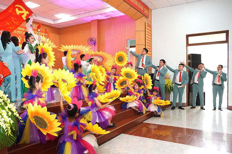 Chương trình văn nghệ chào mừng.