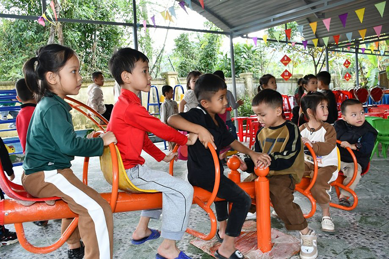 Các cháu học sinh vui chơi ở công trình do Bộ CHQS tỉnh trao tặng.