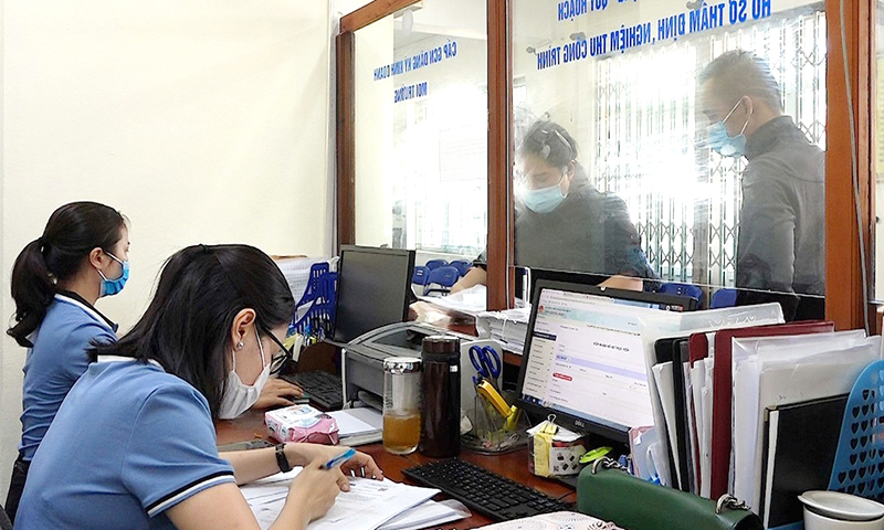 Cán bộ hướng dẫn người dân đăng ký thủ tục giải quyết TTHC tại bộ phận tiếp nhận và trả kết quả.