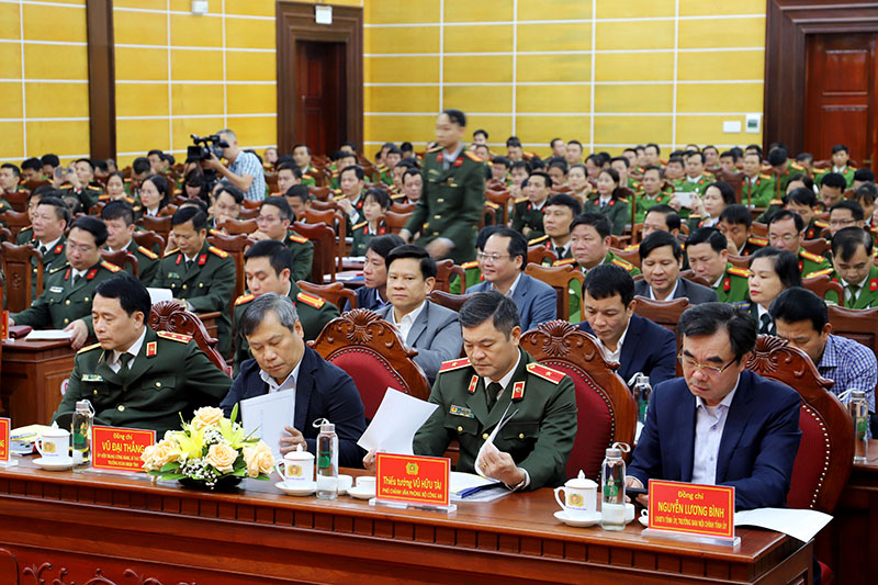 Các đồng chí lãnh đạo tỉnh tham dự hội nghị