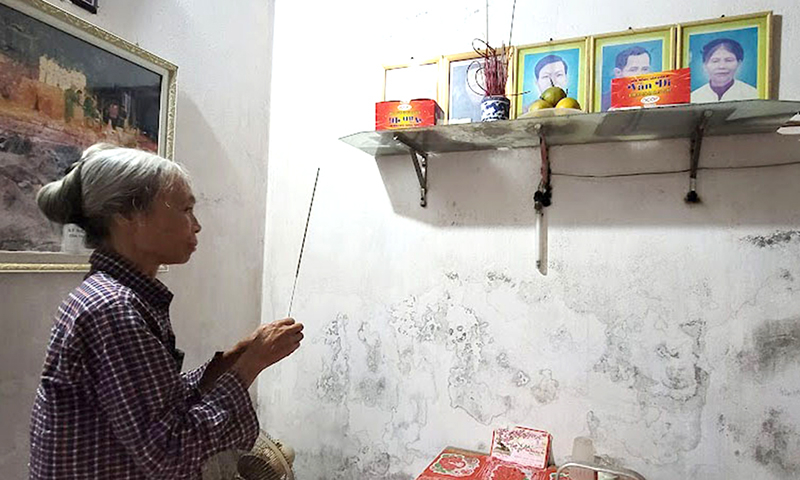 51 năm nay, chị Vũ Thị Mai thành vọng phu thờ chồng liệt sỹ.