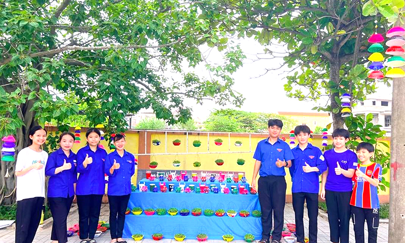  Rác thải nhựa được tái chế thành những chậu trồng hoa xinh xắn.
