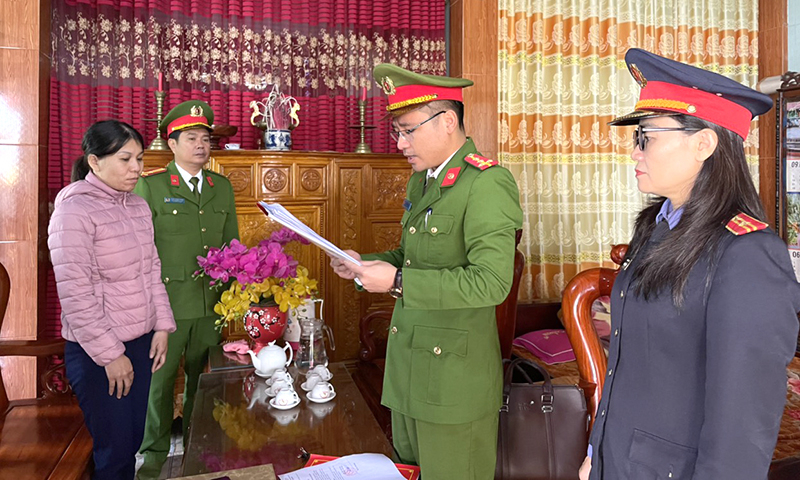 Cơ quan Công an đọc lệnh khám xét và lệnh bắt tạm giam tại nhà riêng Dương Thị Thiếu.
