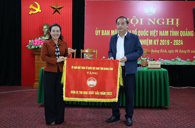 Đồng chí Chủ tịch Ủy ban MTTQVN tỉnh Phạm Thị Hân trao cờ thi đua xuất sắc cho Ủy ban MTTQVN TP. Đồng Hới.