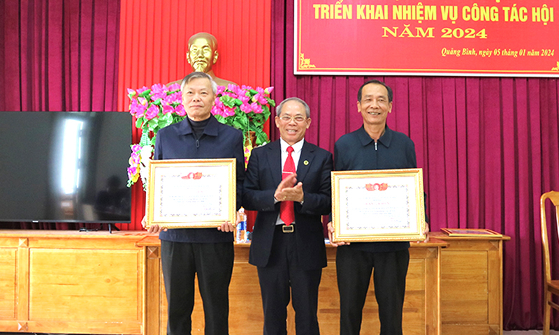 Đại diện Hội Người Cao tuổi tỉnh tặng bằng khen các các tập thể có thành tích xuất sắc trong công tác Hội năm 2023.